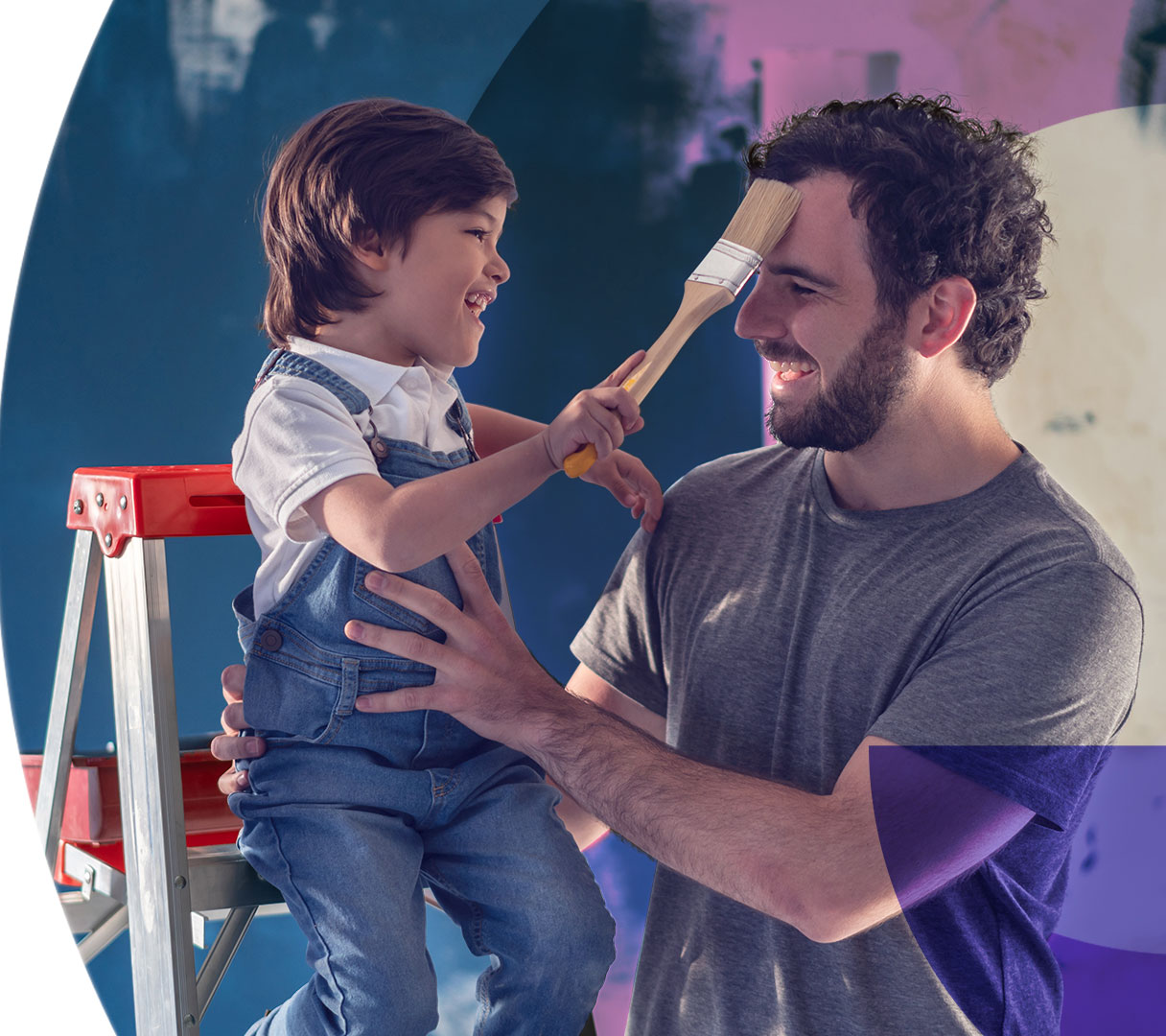 Crédito de consumo: niño jugando alegremente con su papá mientras pintan una pieza
