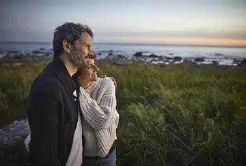 créditos comerciales imagen de pareja abrazada