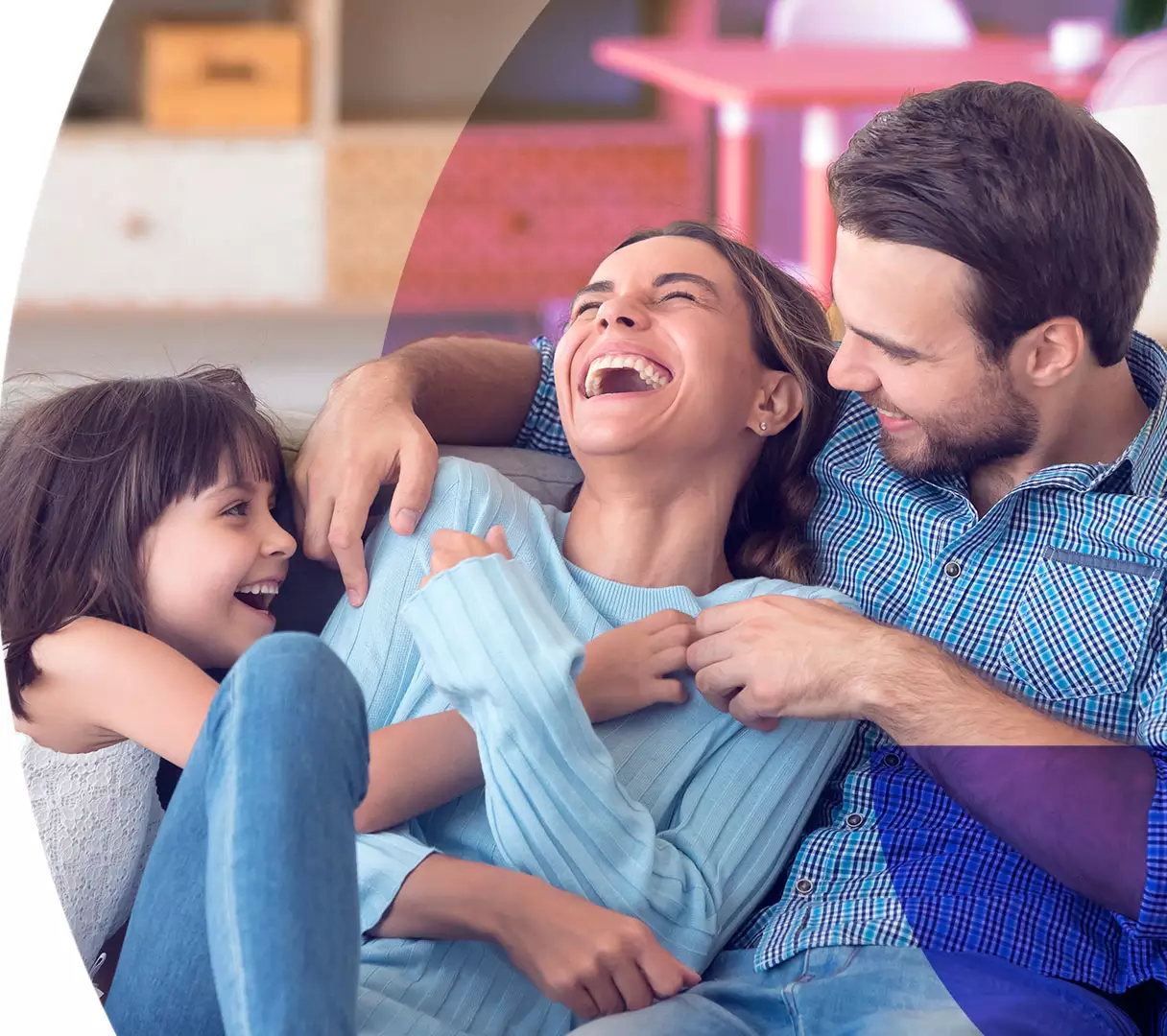 crédito de consumo beneficios asociados fotografía de una familia riendo
